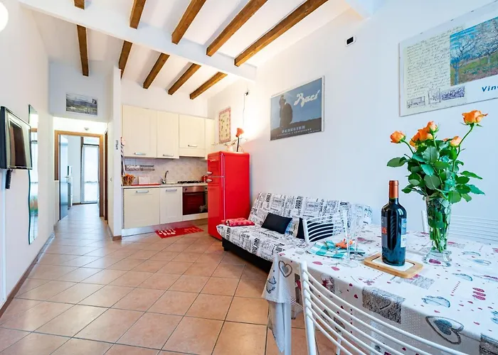 Guesthost - Historic Center 7min From Duomo Apartment *