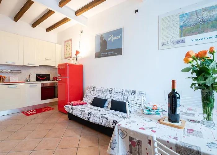 Guesthost - Historic Center 7min From Duomo Apartment