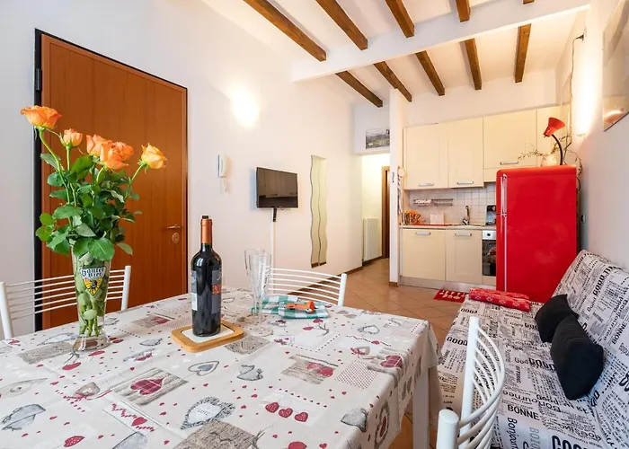Guesthost - Historic Center 7min From Duomo Apartment *