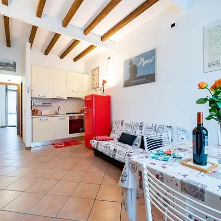 Guesthost - Historic Center 7min From Duomo Apartamento *