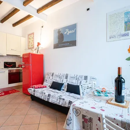Guesthost - Historic Center 7min From Duomo Apartamento