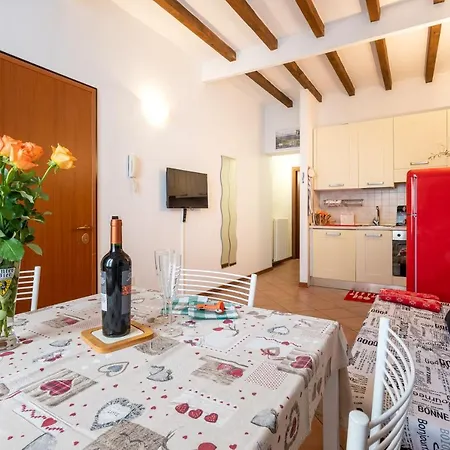 Guesthost - Historic Center 7min From Duomo Apartamento *