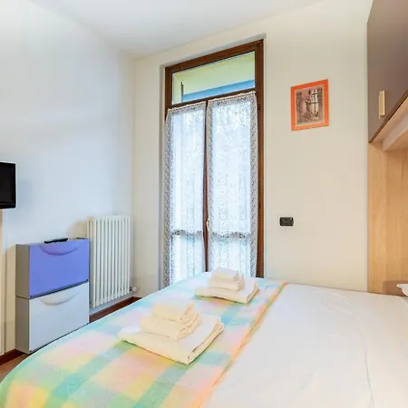 Guesthost - Historic Center 7min From Duomo Parma